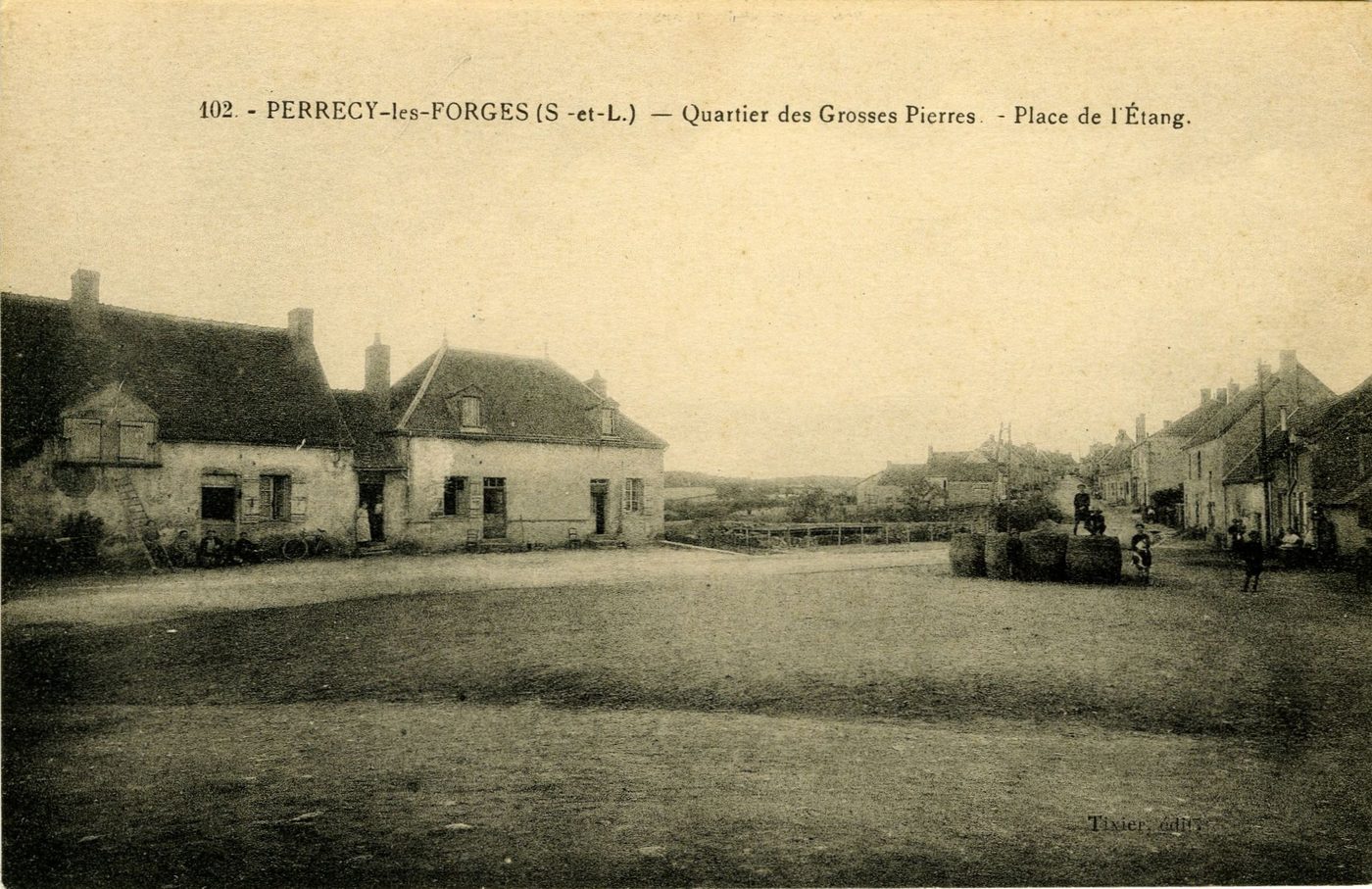 Perrecy-les-Forges. Quartier des grosses pierres. Place de l'étang.