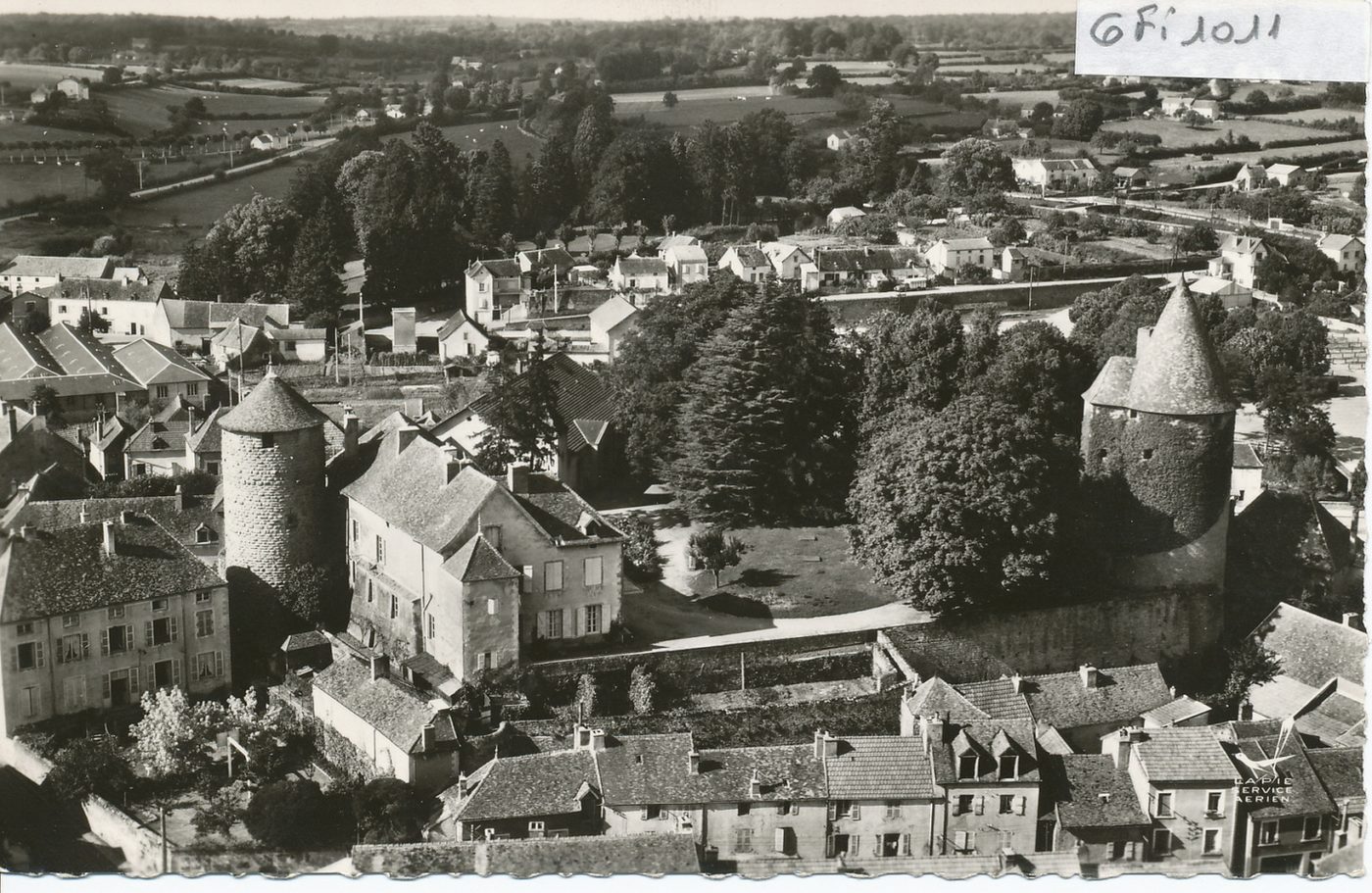 En avion au dessus de ... Charolles. Vue d'ensemble sur le château et la tour de Diamant.