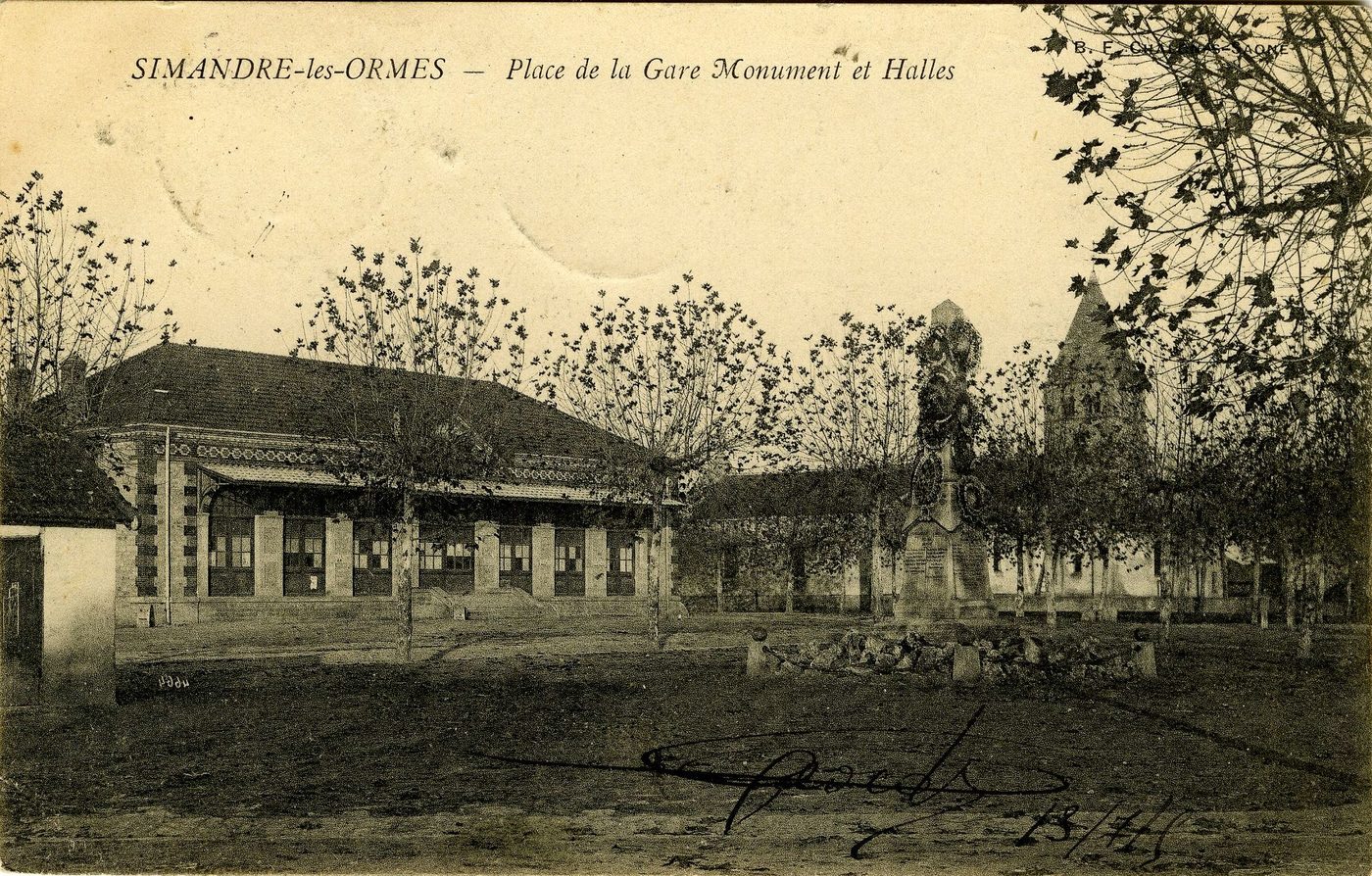Simandre-les-Ormes. Place de la gare. Monument et halles.