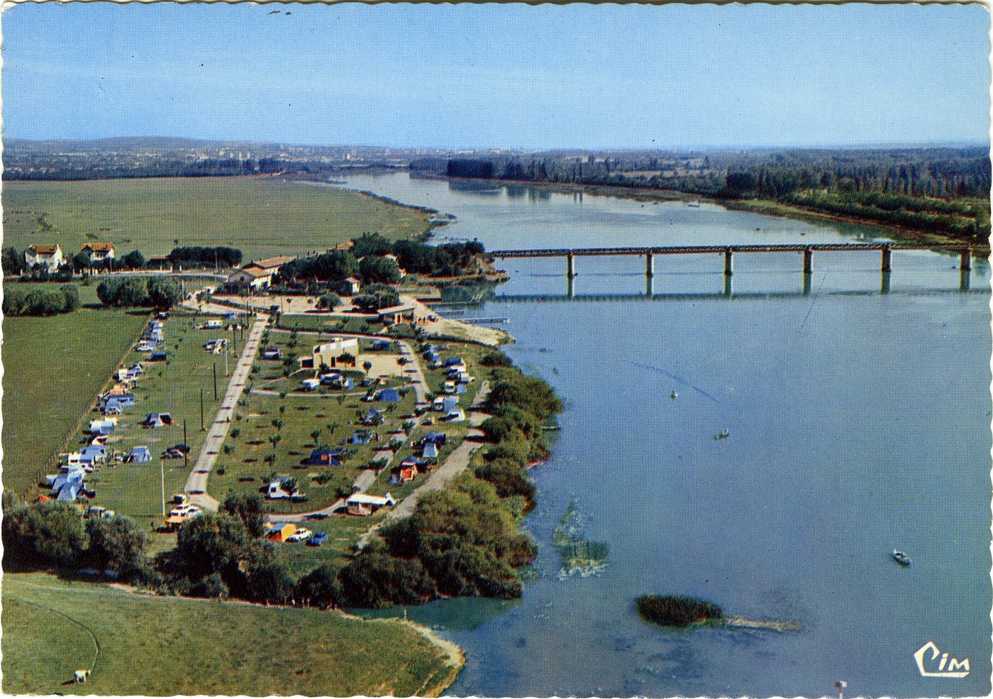 Crêches-sur-Saône. Vue aérienne. Le camping et la plage sur la Saône. Au fond, le pont d'Arciat et la ville de Mâcon.