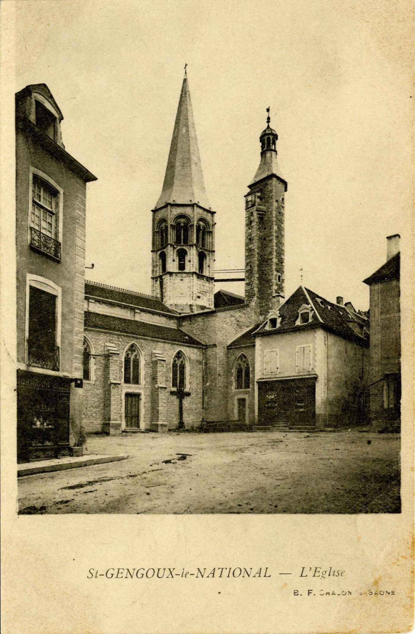 Saint-Gengoux-le-National. L'église.