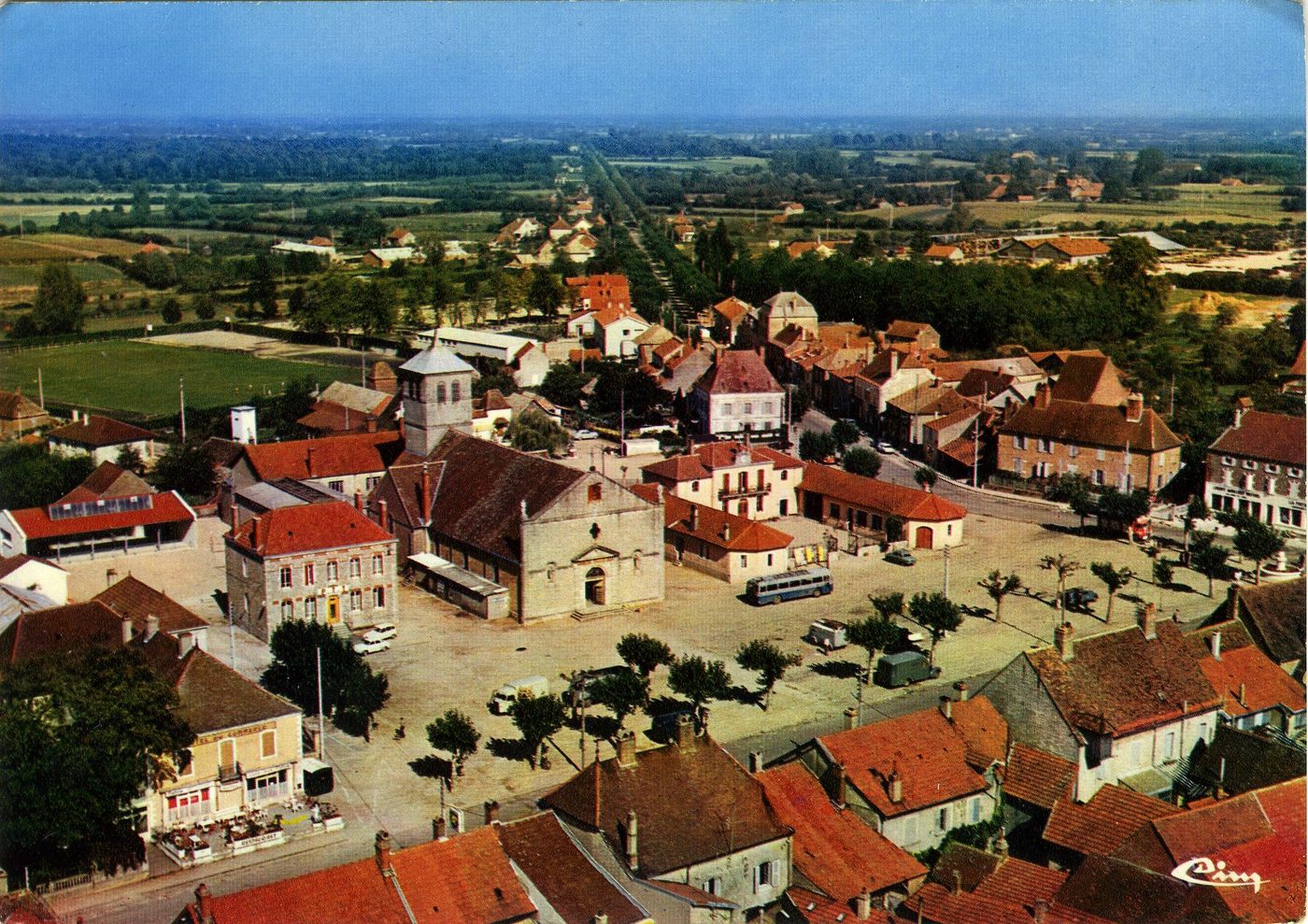 Saint-Germain-du-Bois. Vue aérienne sur le centre.