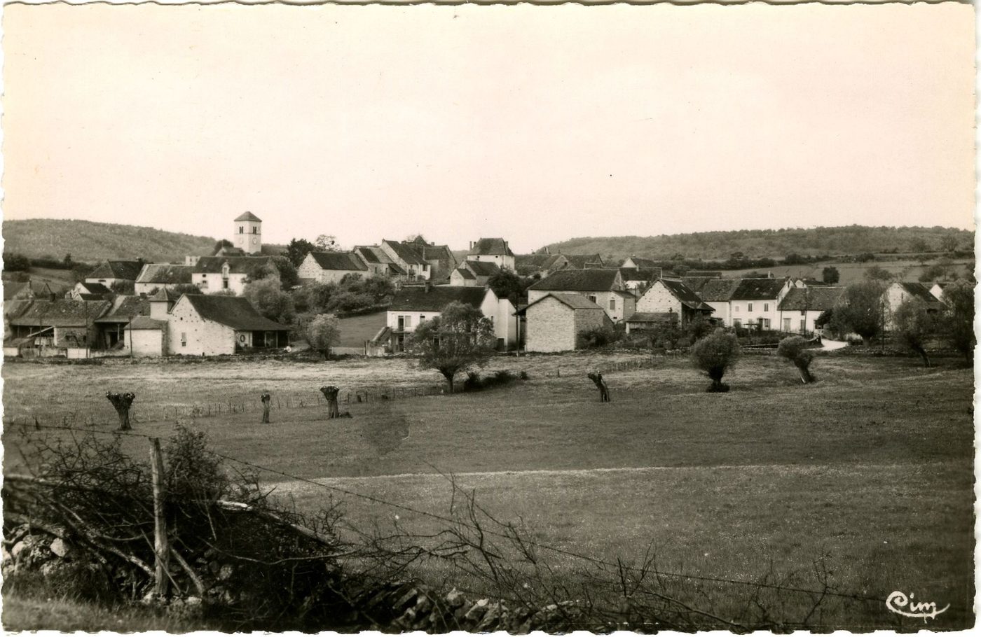 Curtil-sous-Burnand. Entrée du pays.