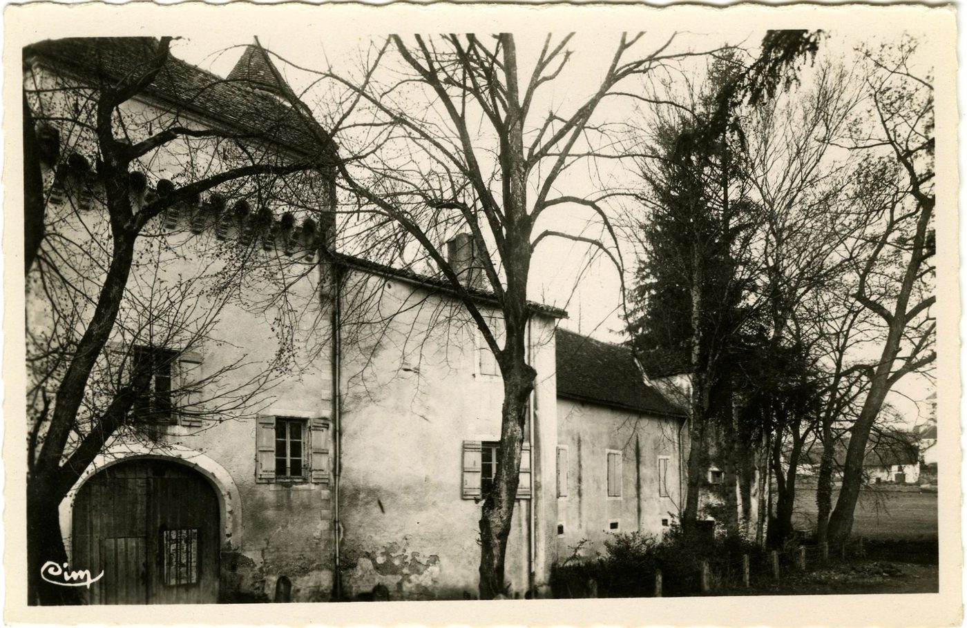 La Bourgogne historique et monumentale. Porte d'entrée du château de la Serrée à Curtil-sous-Burnand. On remarque à cette porte de beaux mâchicoulis et une échauguette bien conservée. C'est là que se faisaient les feux de Bordes, de dernier dimanche de Carême ; les bois étaient fournis par les mariés de l'année.