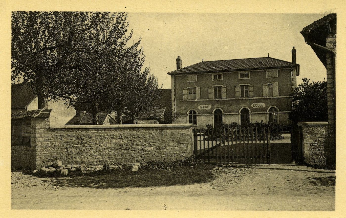 Cortelin (commune de Saint-Rémy). Mairie et écoles de la commune.