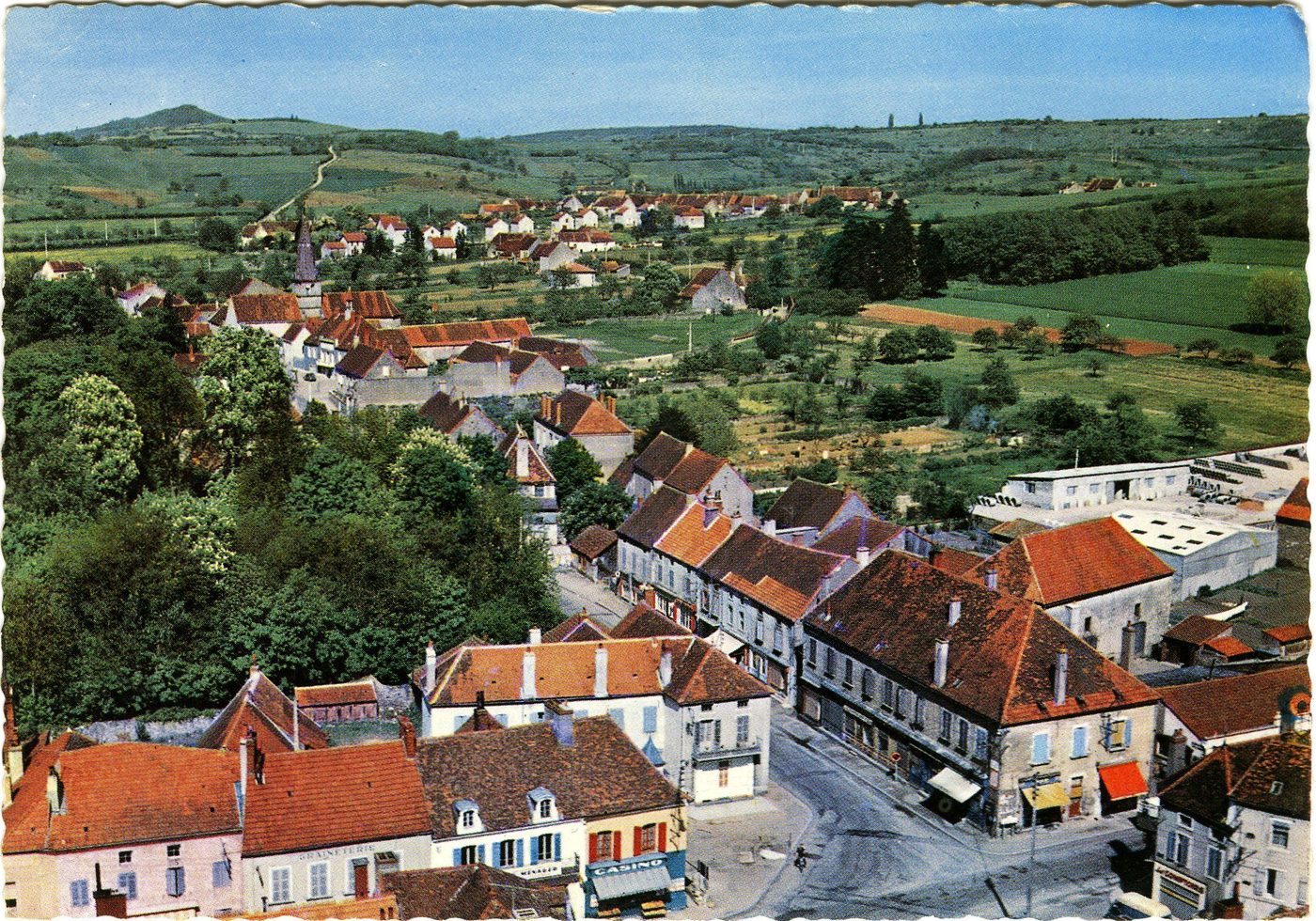 En avion au dessus de Saint-Léger-sur-Dheune. Place du capitaine Henri Giraud et route de Chagny.