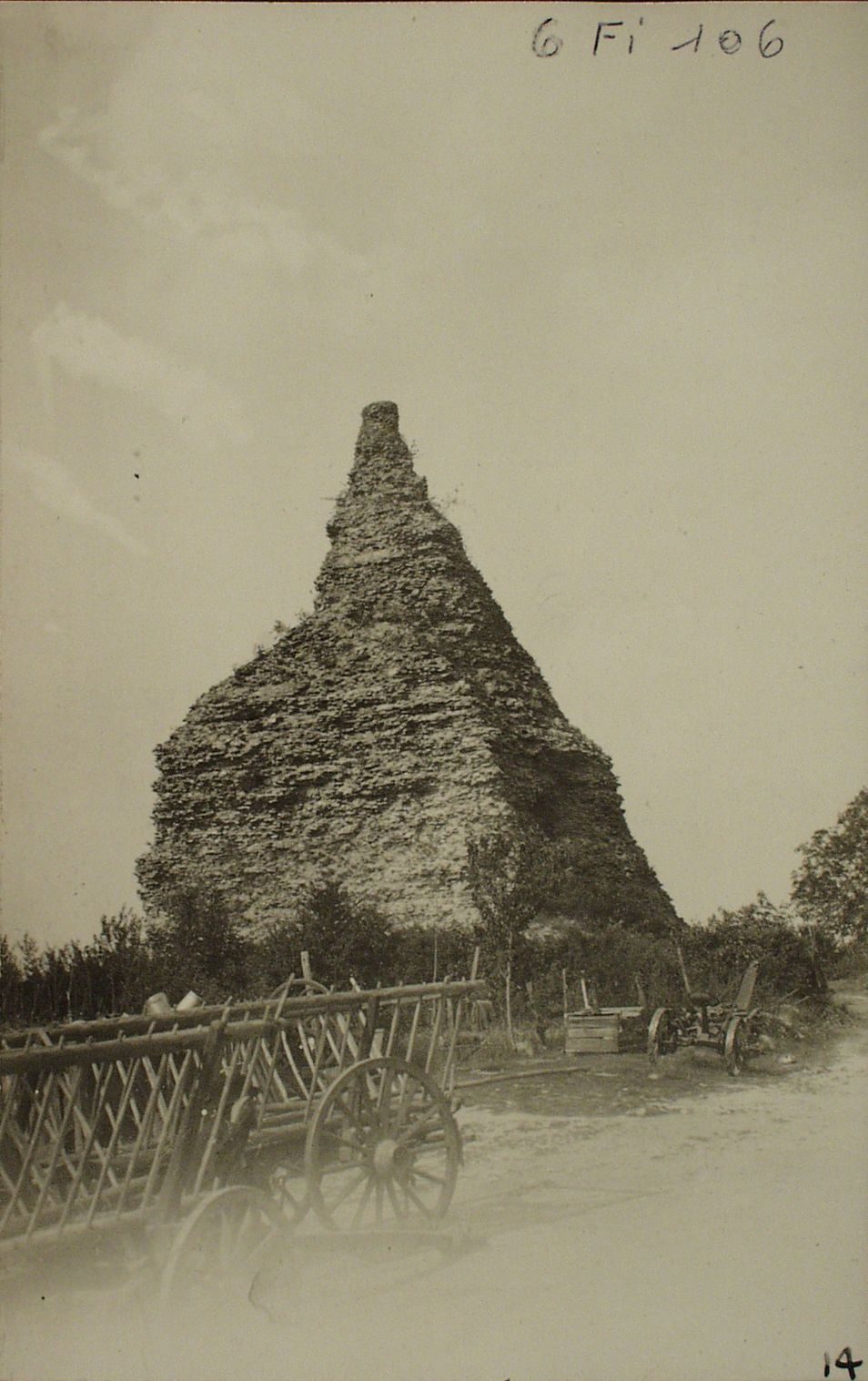 Pyramide romaine dite Pierre de Couhard. Autun.