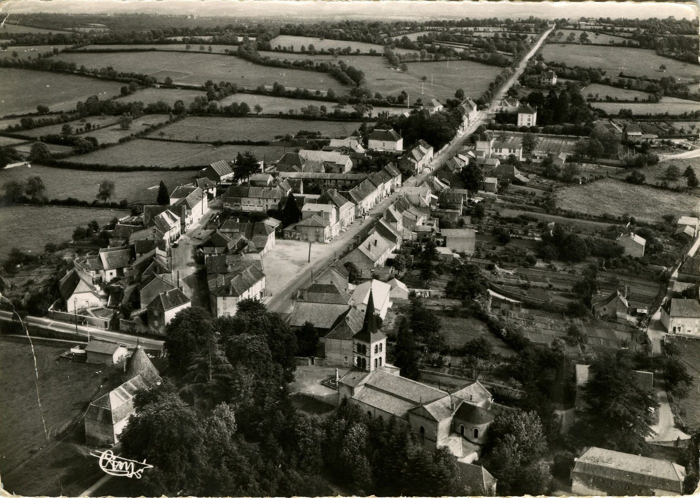 Saint-Christophe-en-Brionnais. Vue aérienne.