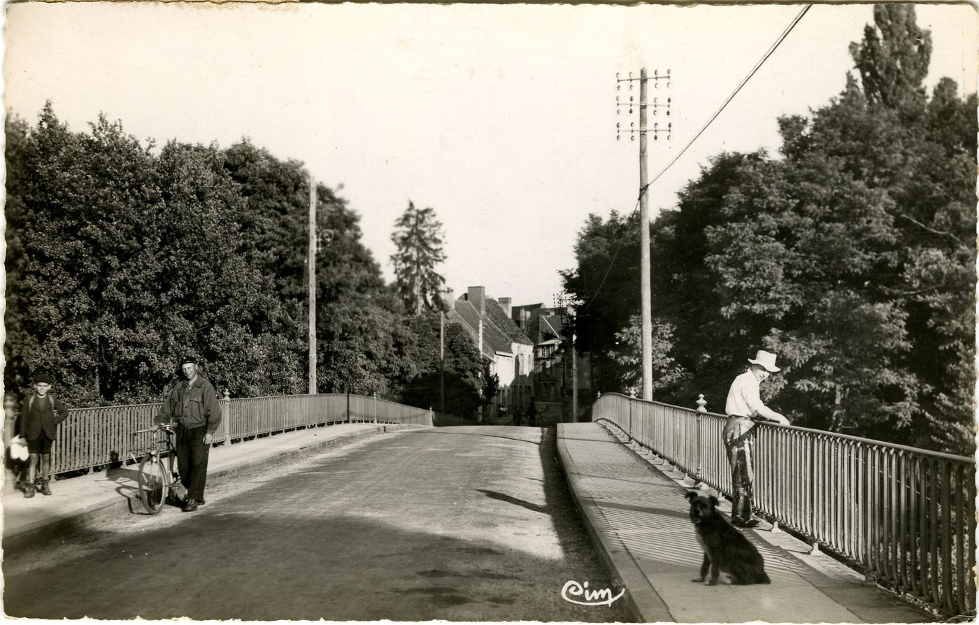 Toulon-sur-Arroux. Le pont du faubourg.
