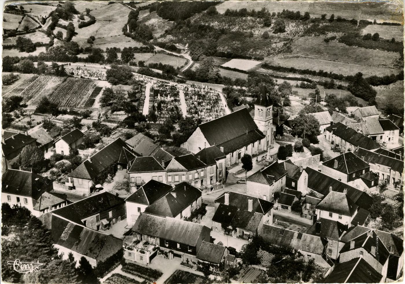 Anost. Vue aérienne du Bourg.
