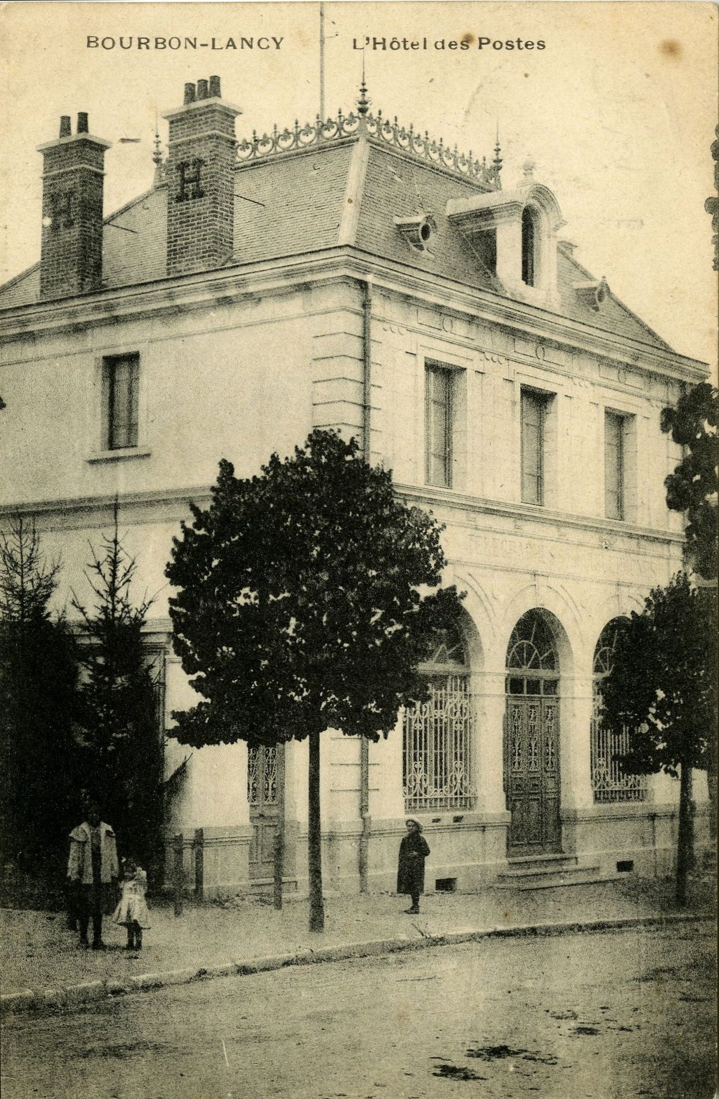 Bourbon-Lancy. L'hôtel des postes.