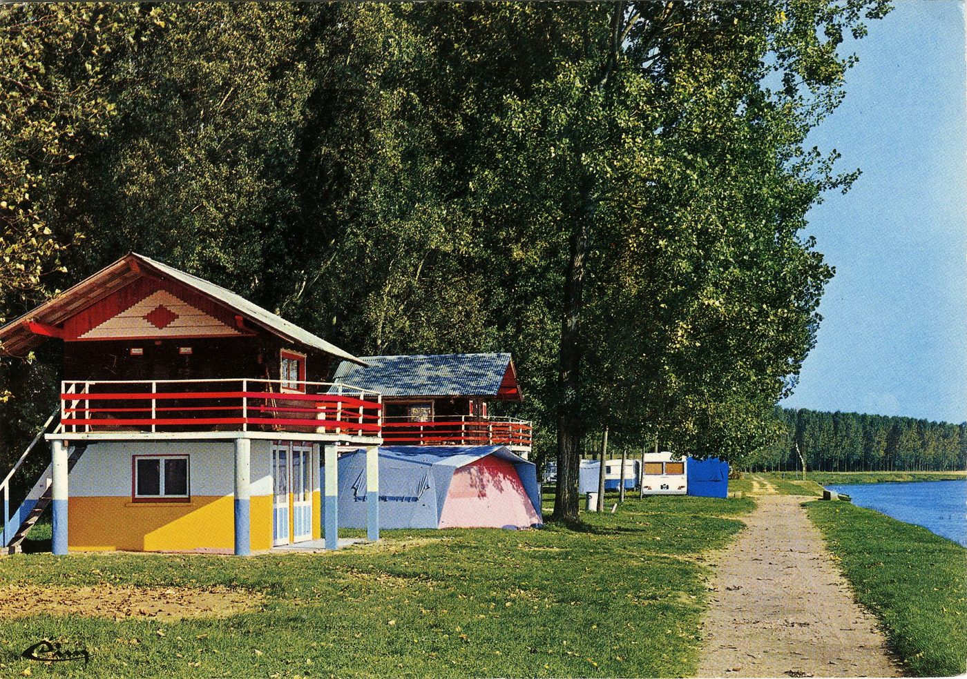 Camping-plage d'Uchizy. Le national 6. Les chalets savoyards.