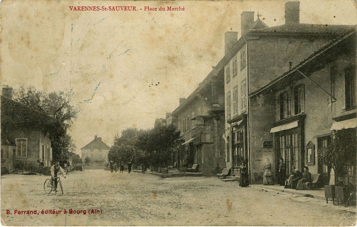 Varennes-Saint-Sauveur. Place du marché.