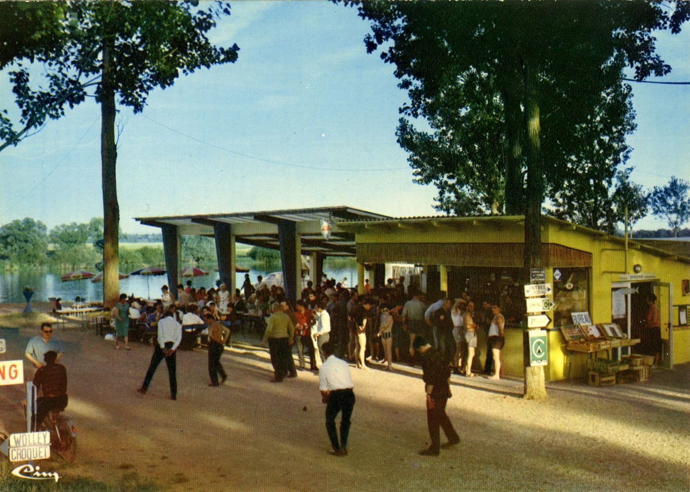 Camping-plage : Le National 6. Uchizy. Son bar et sa terrasse.