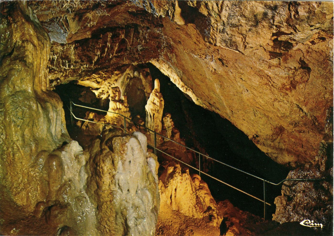 Grottes de Blanot. A 12 km de Cluny. Salle des morts et statue de la Vierge.