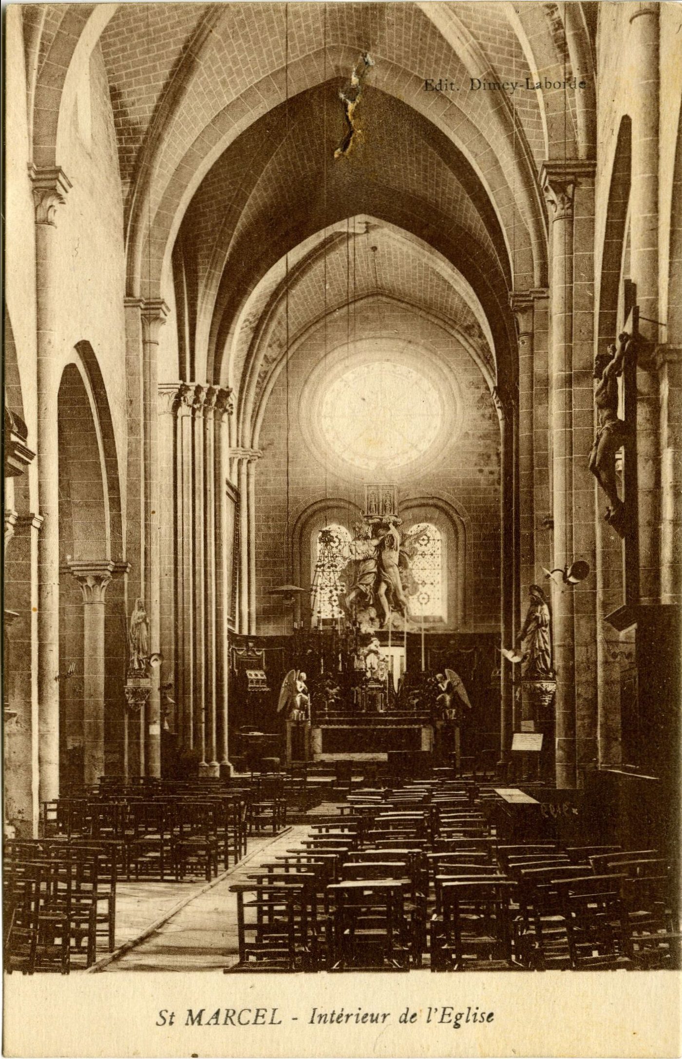 Saint-Marcel. Intérieur de l'église.