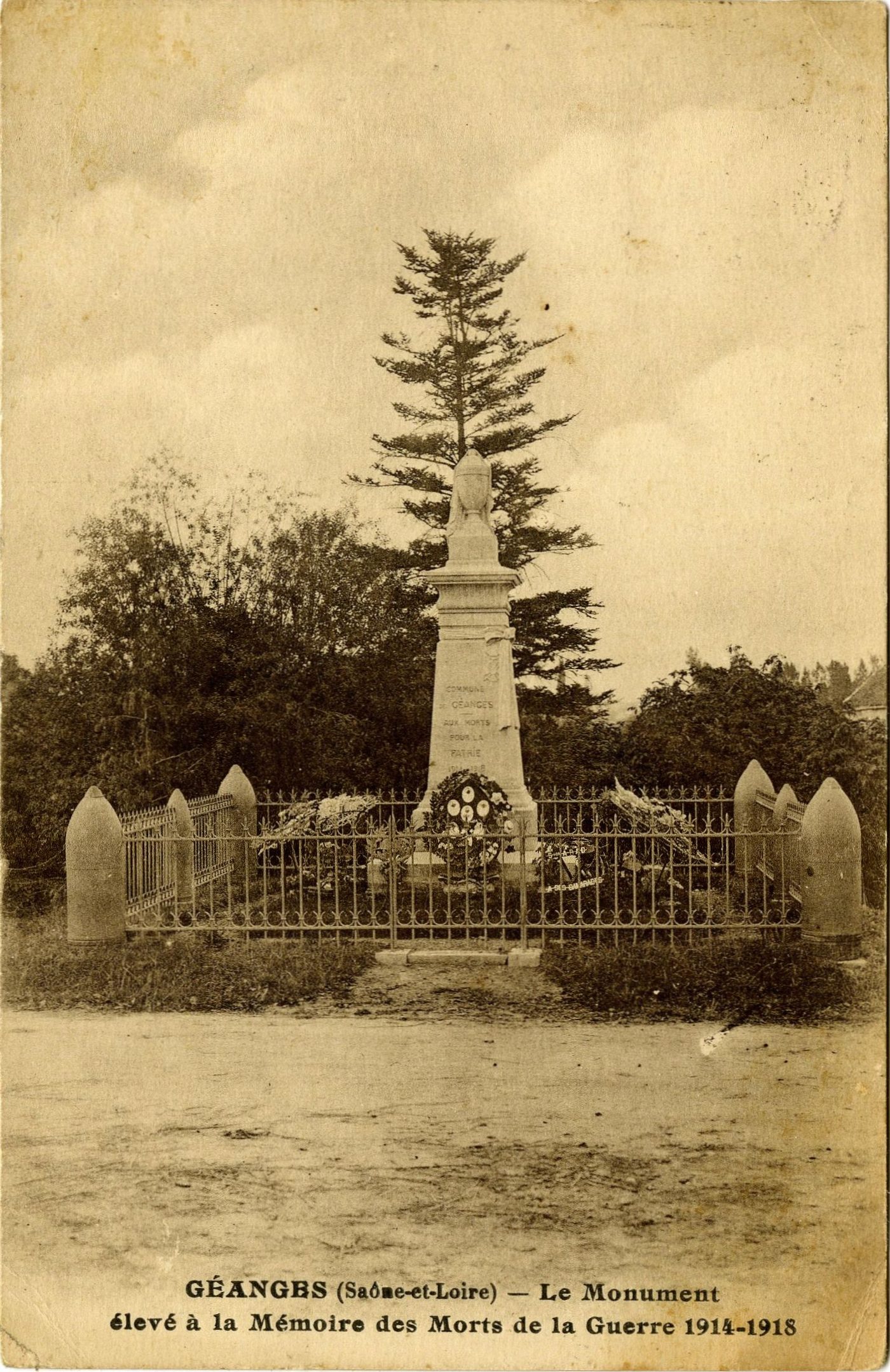 Géanges. Le monument élevé à la mémoire des morts de la guerre 1914-1918.