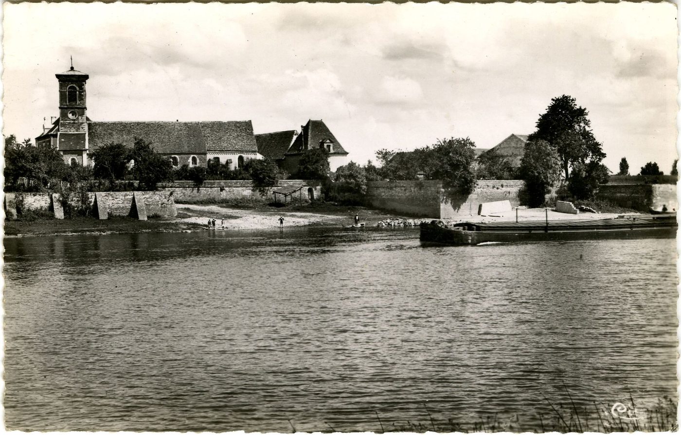 Ecuelles. Péniche sur la Saône.