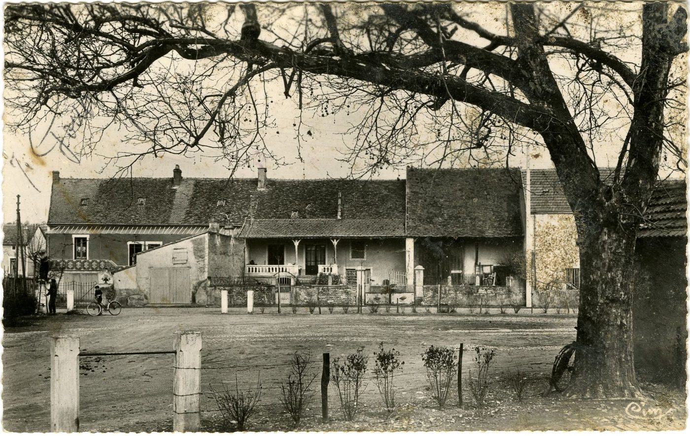 Genouilly. Place du marché.
