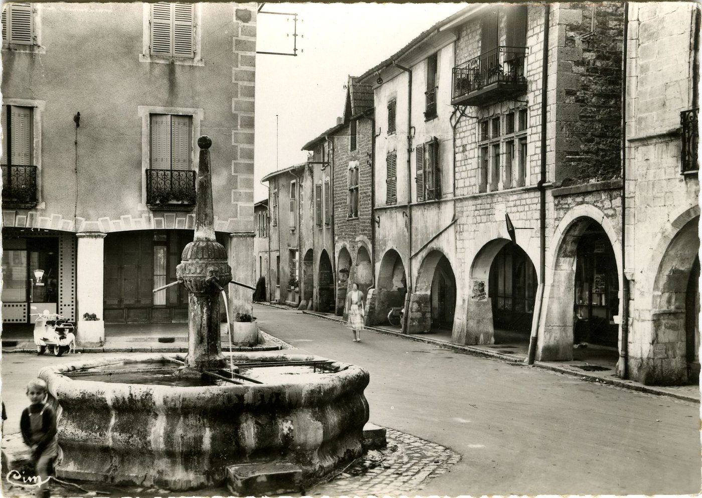 Cuiseaux. Place de l'église. La fontaine.