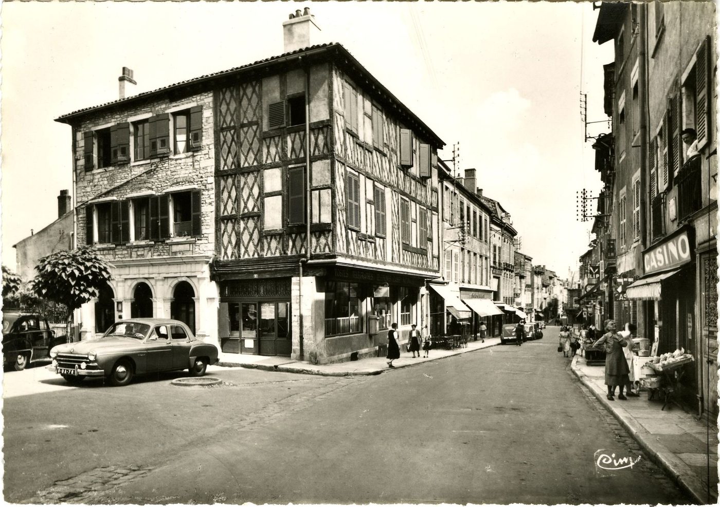 Tournus. La poste et rue du centre.