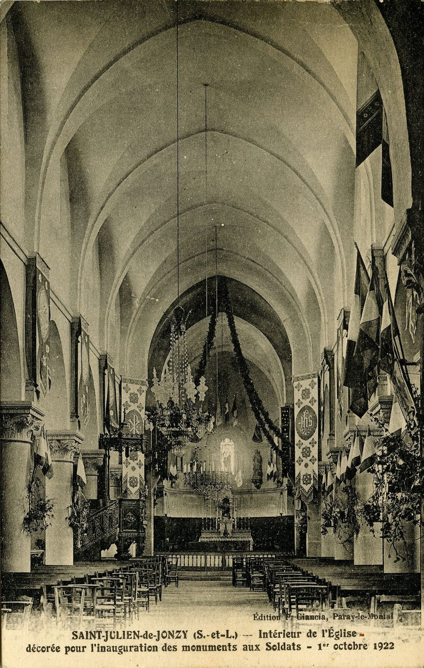 Saint-Julien-de-Joncy. Intérieur de l'église décorée pour l'inauguration des monuments aux soldats. 1er octobre 1922.