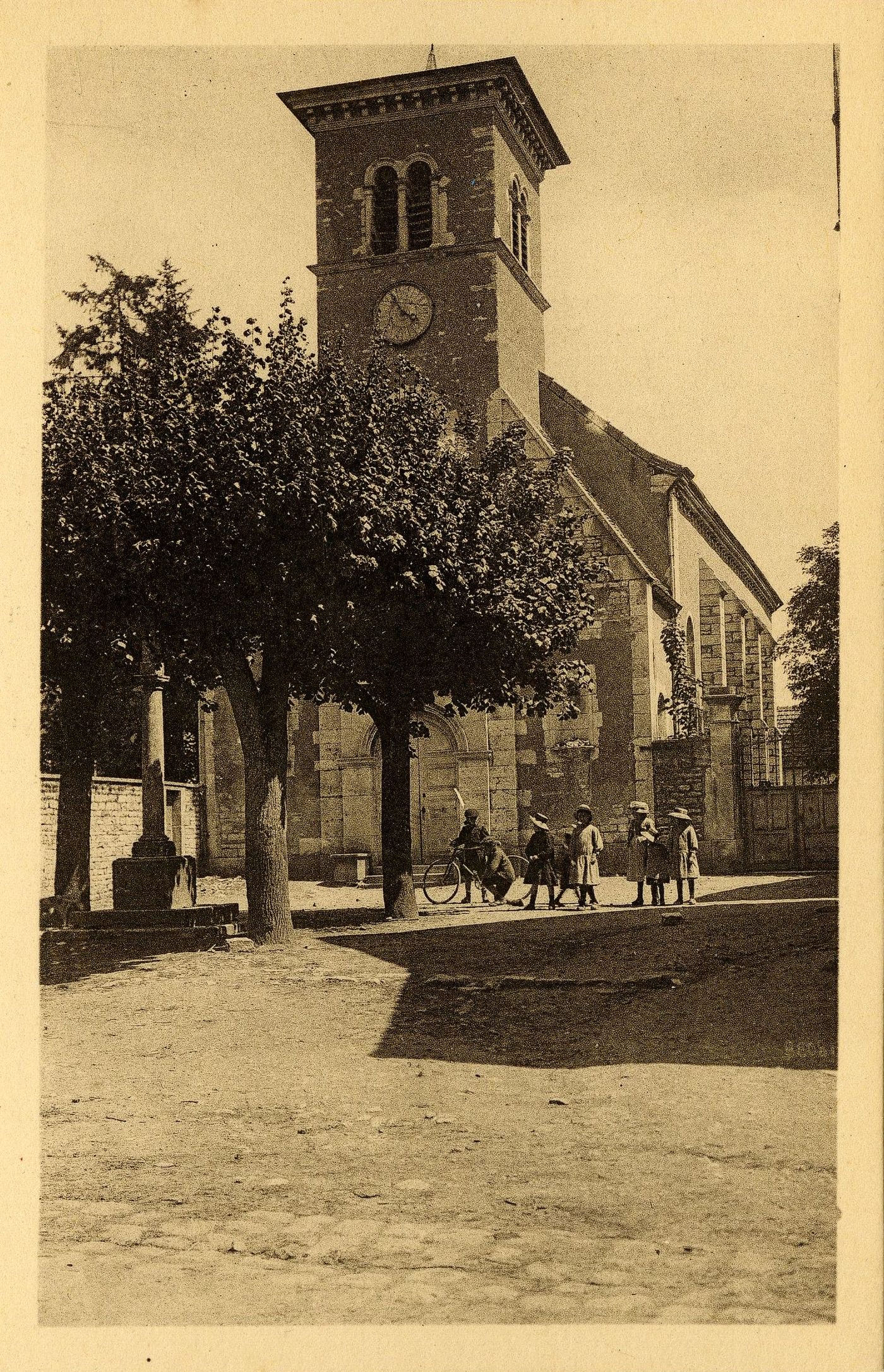 Frontenard. Route de Pierre.