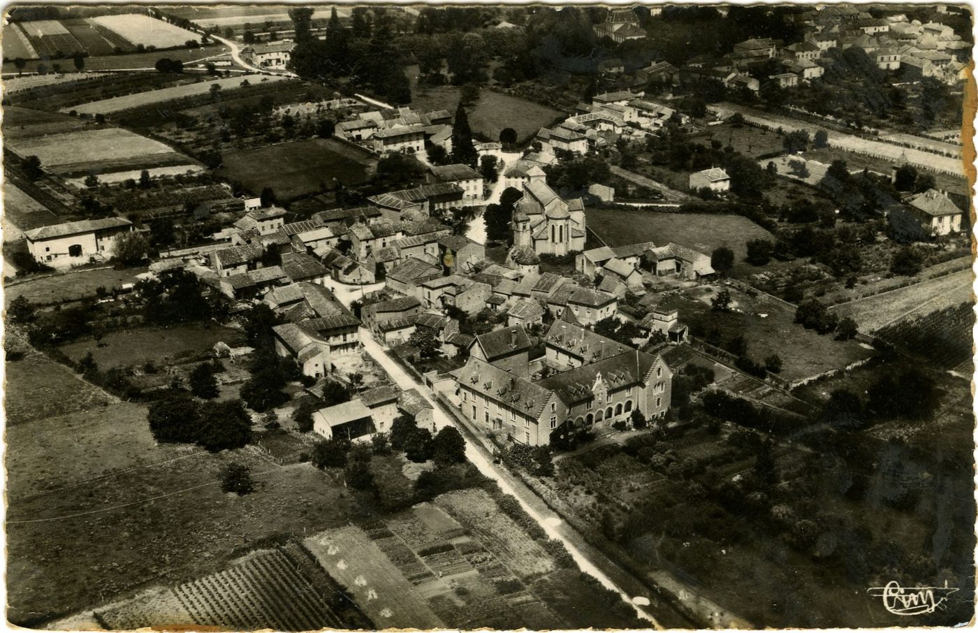 Saint-Martin-Belle-Roche. Vue générale aérienne (au premier plan, le couvent).