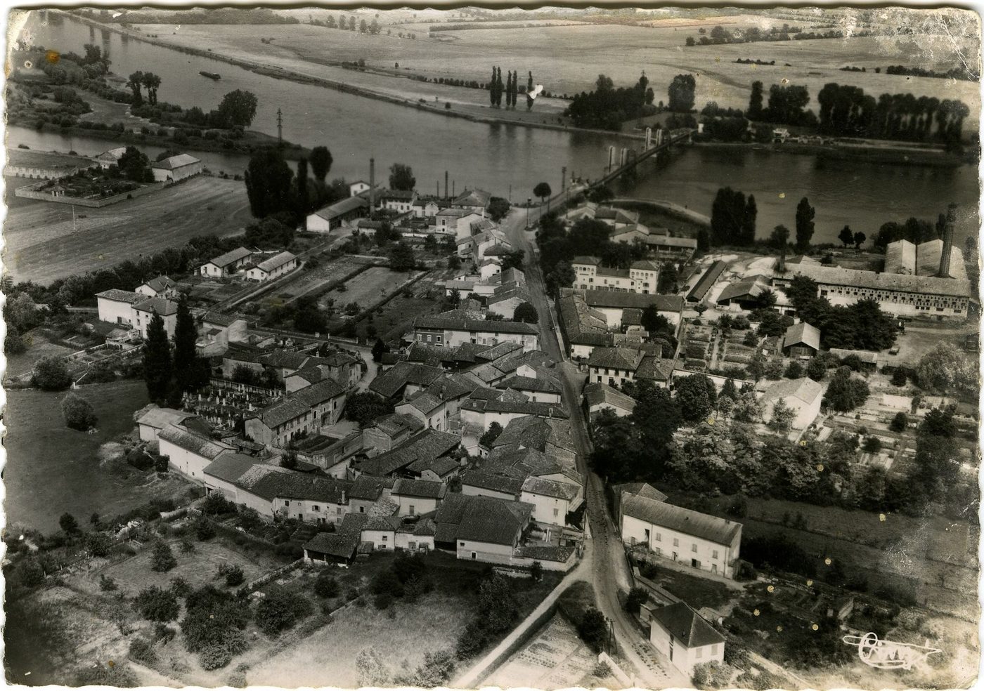 Saint-Romain-des-Iles. Vue générale aérienne. La Saône et le pont suspendu.