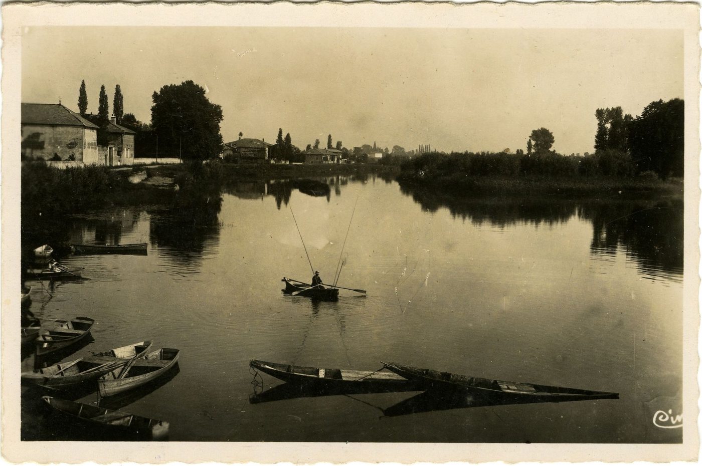 Saint-Symphorien-d'Ancelles. L'île. Appartenait à l'abbaye de Tournus ainsi que les droits de pêche sur la Saône, depuis le bief, Chambot jusqu'à celui dit Parisis.