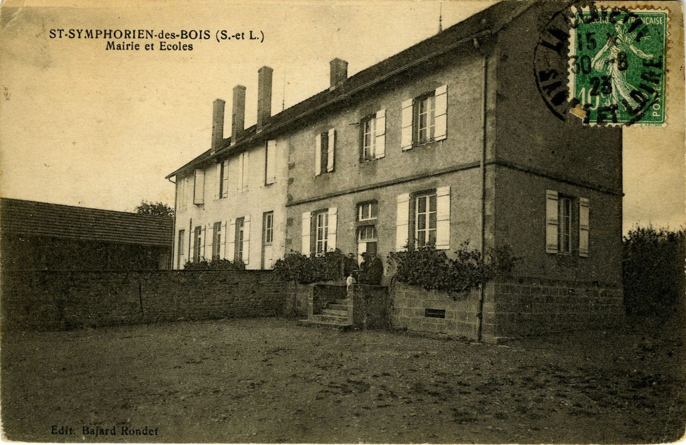 Saint-Symphorien-des-Bois. Mairie et écoles.