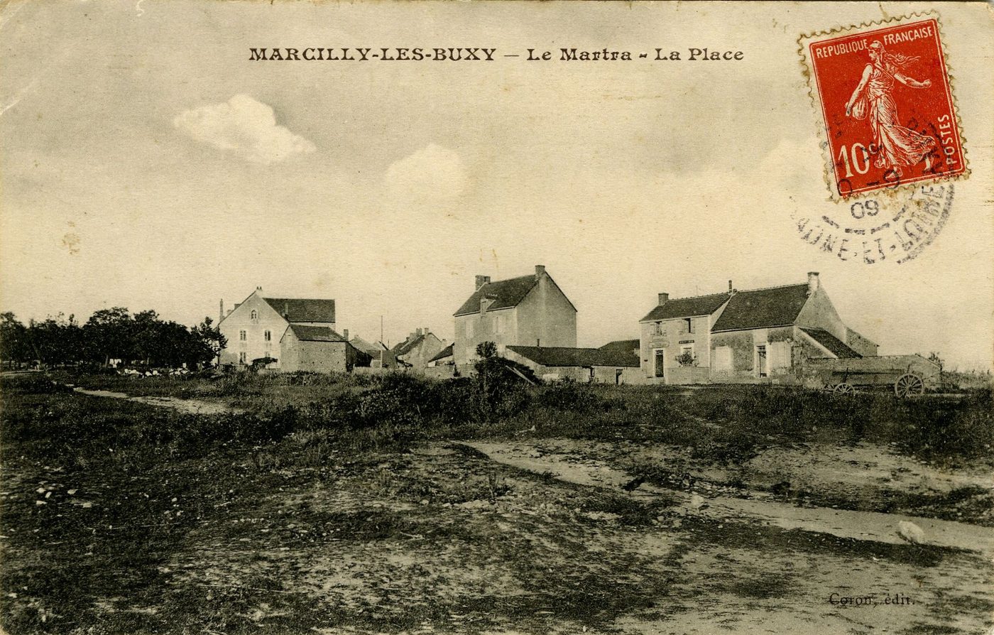 Marcilly-lès-Buxy. Le Martra. La place.