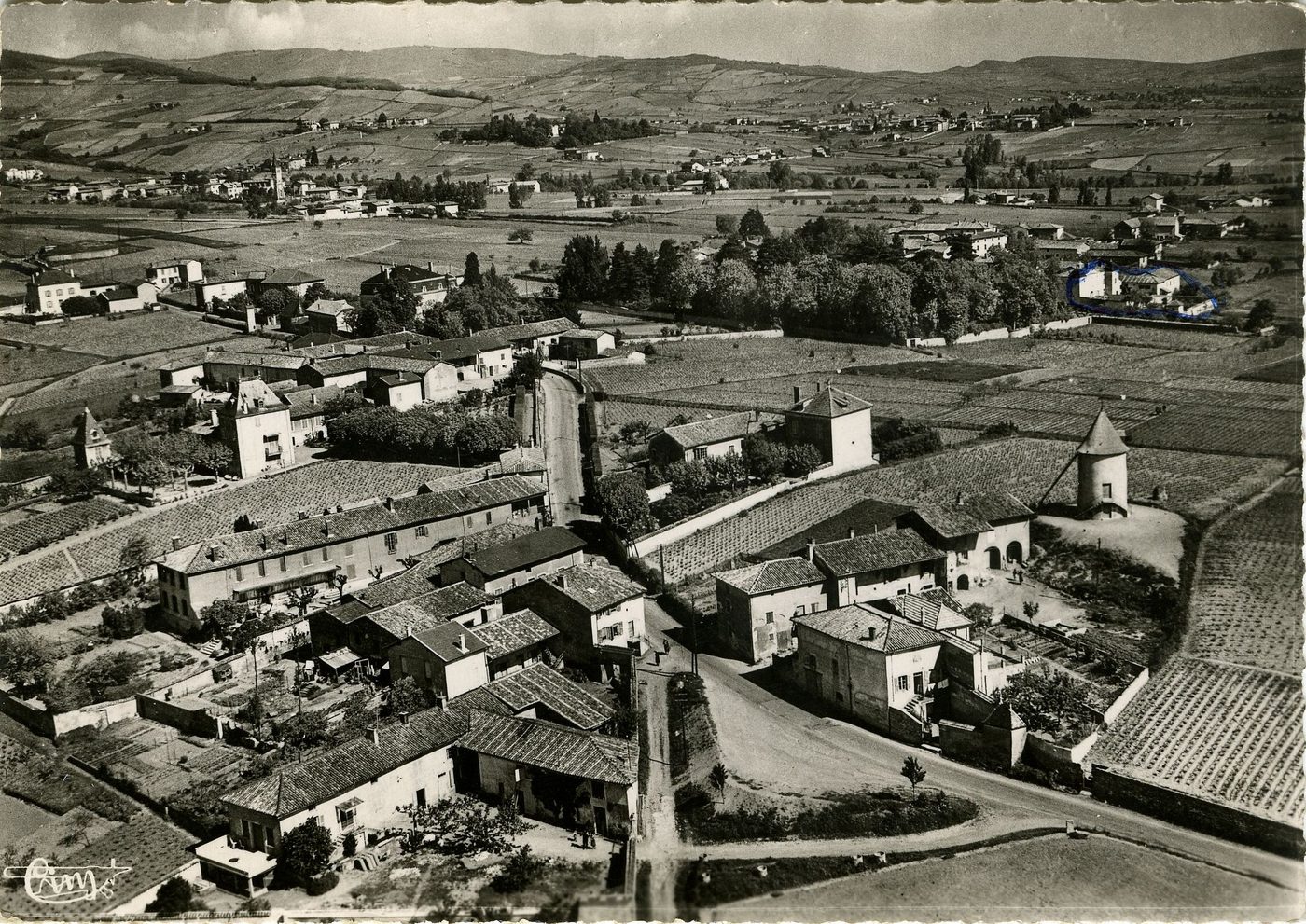 Romanèche-Thorins. Vue aérienne sur le moulin à vent.