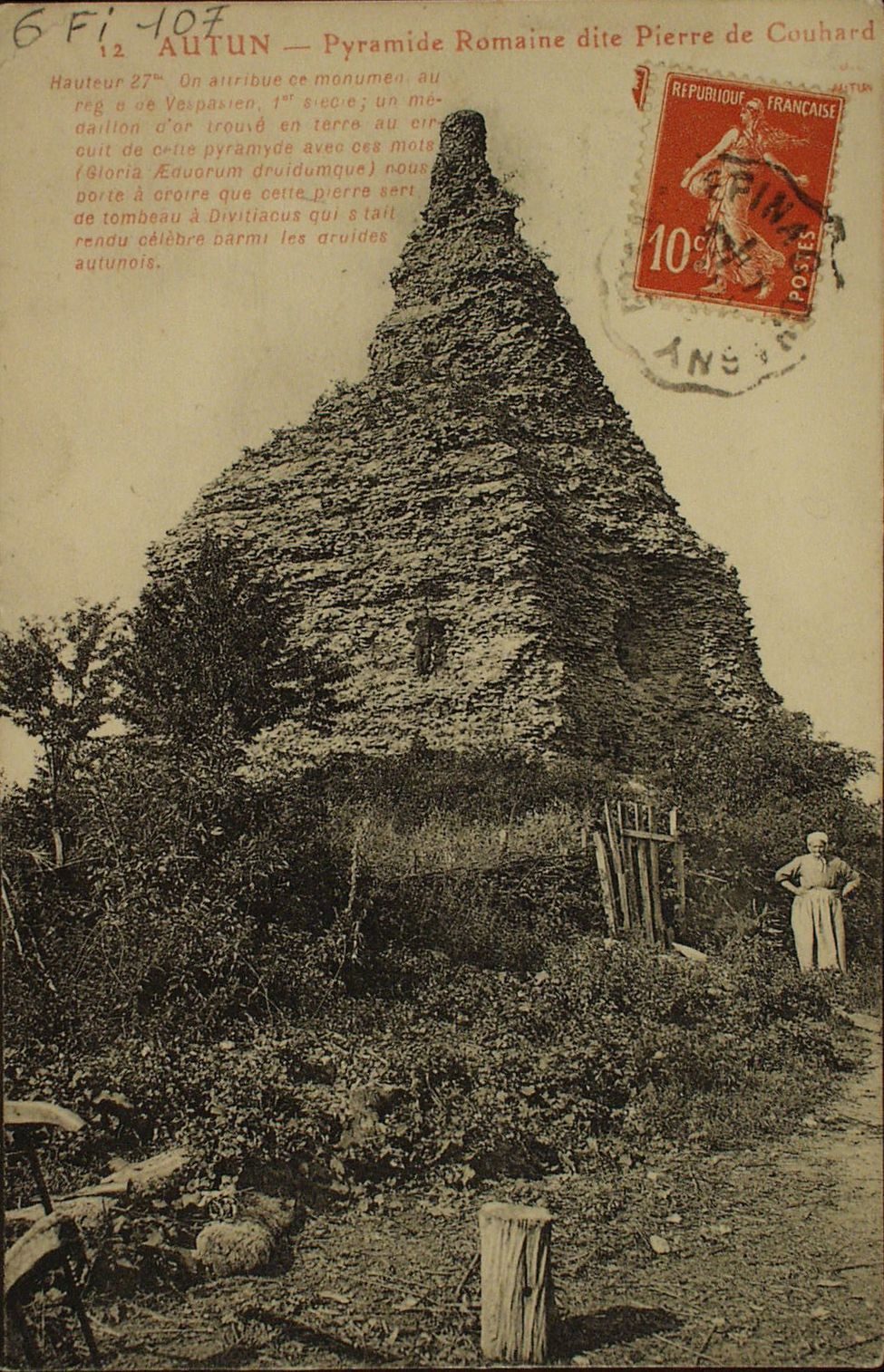 Autun. Pyramide romaine dite Pierre de Couhard. Hauteur 27 m. On attribue ce monument au règne de Vespasien, 1er s., un médaillon d'or trouvé en terre au circuit de cette pyramide avec ces mots "Gloria Eduorum druidumque" nous porte à croire que cette pierre sert de tombeau à Divitiacus qui s'était rendu célèbre parmi les druides autunois.