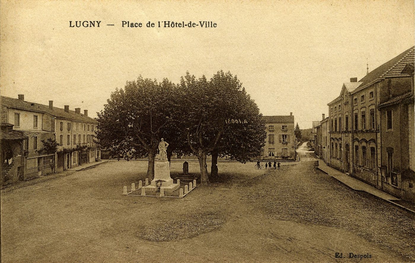 Lugny. Place de l'hôtel de Ville.