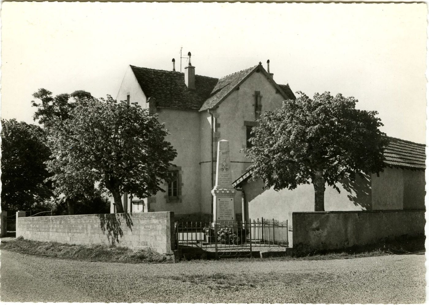 Curdin. Mairie-école.