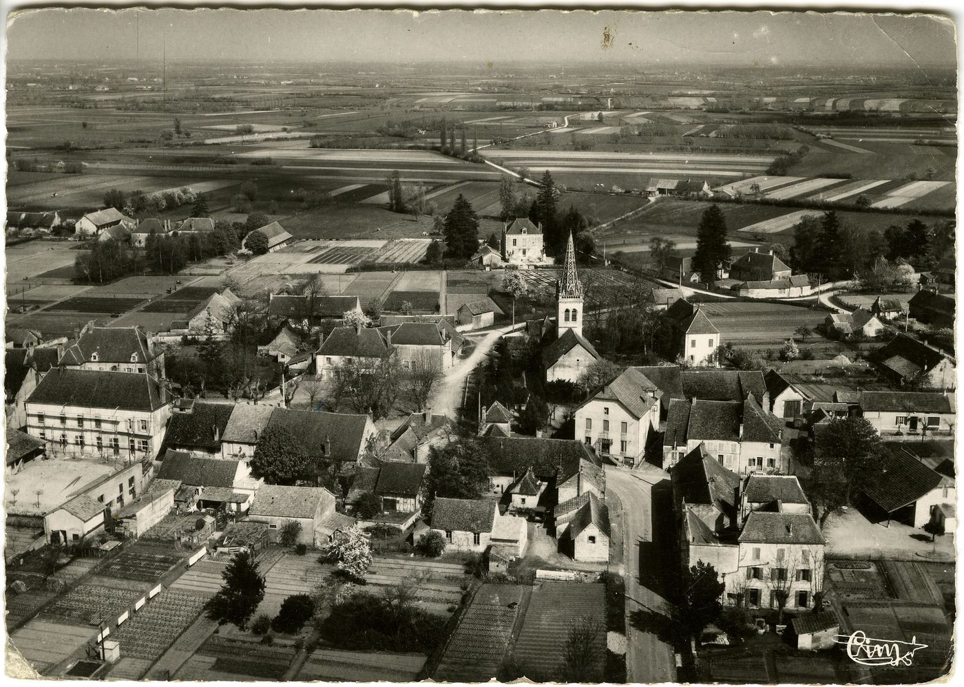 Ouroux-sur-Saône. Vue aérienne sur le centre.