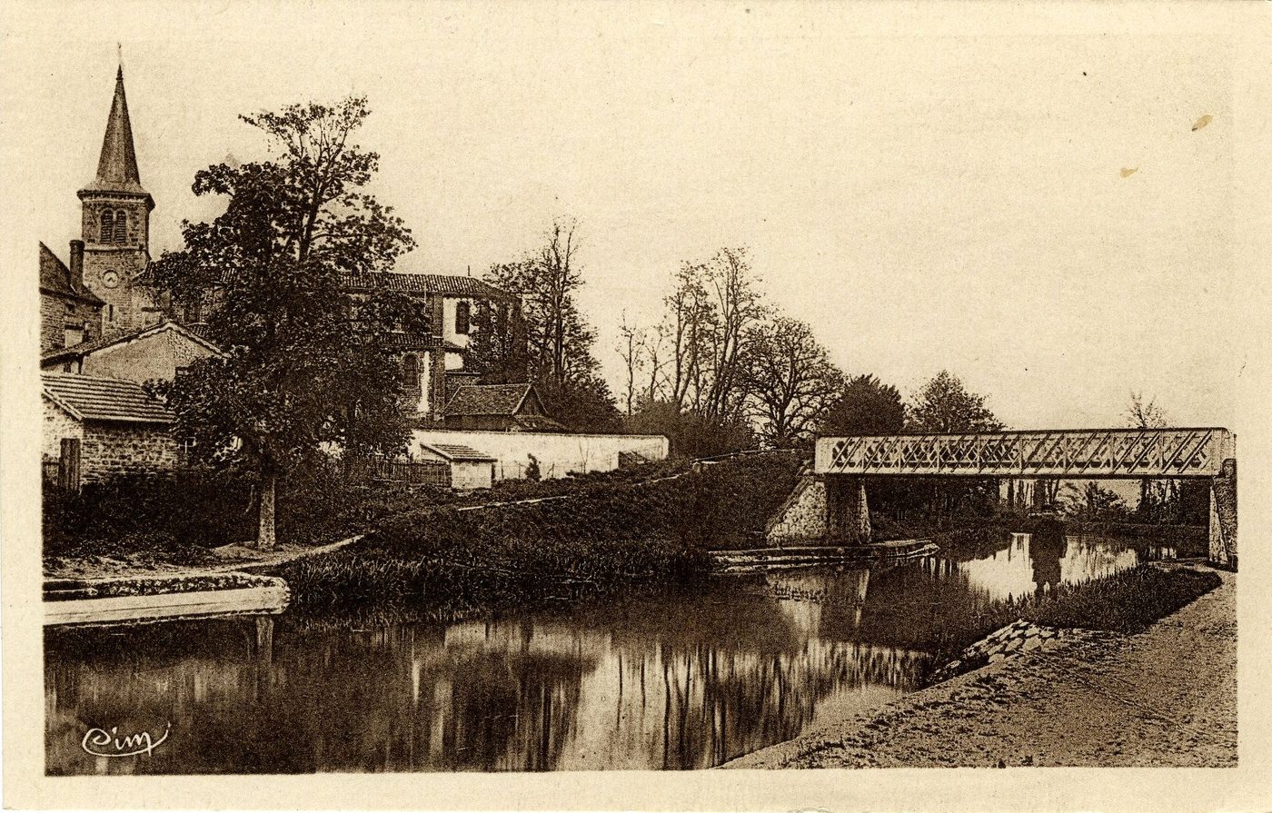 Artaix. Le canal et le bourg.