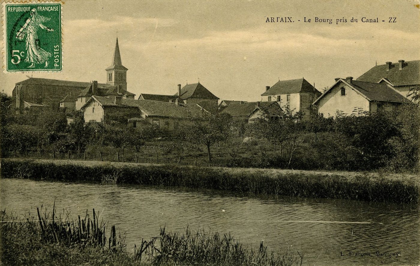 Artaix. Le bourg pris du canal.