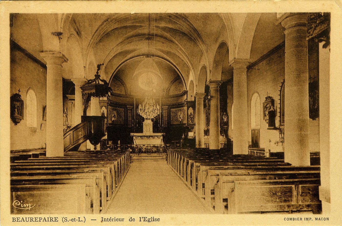 Beaurepaire. Intérieur de l'église.