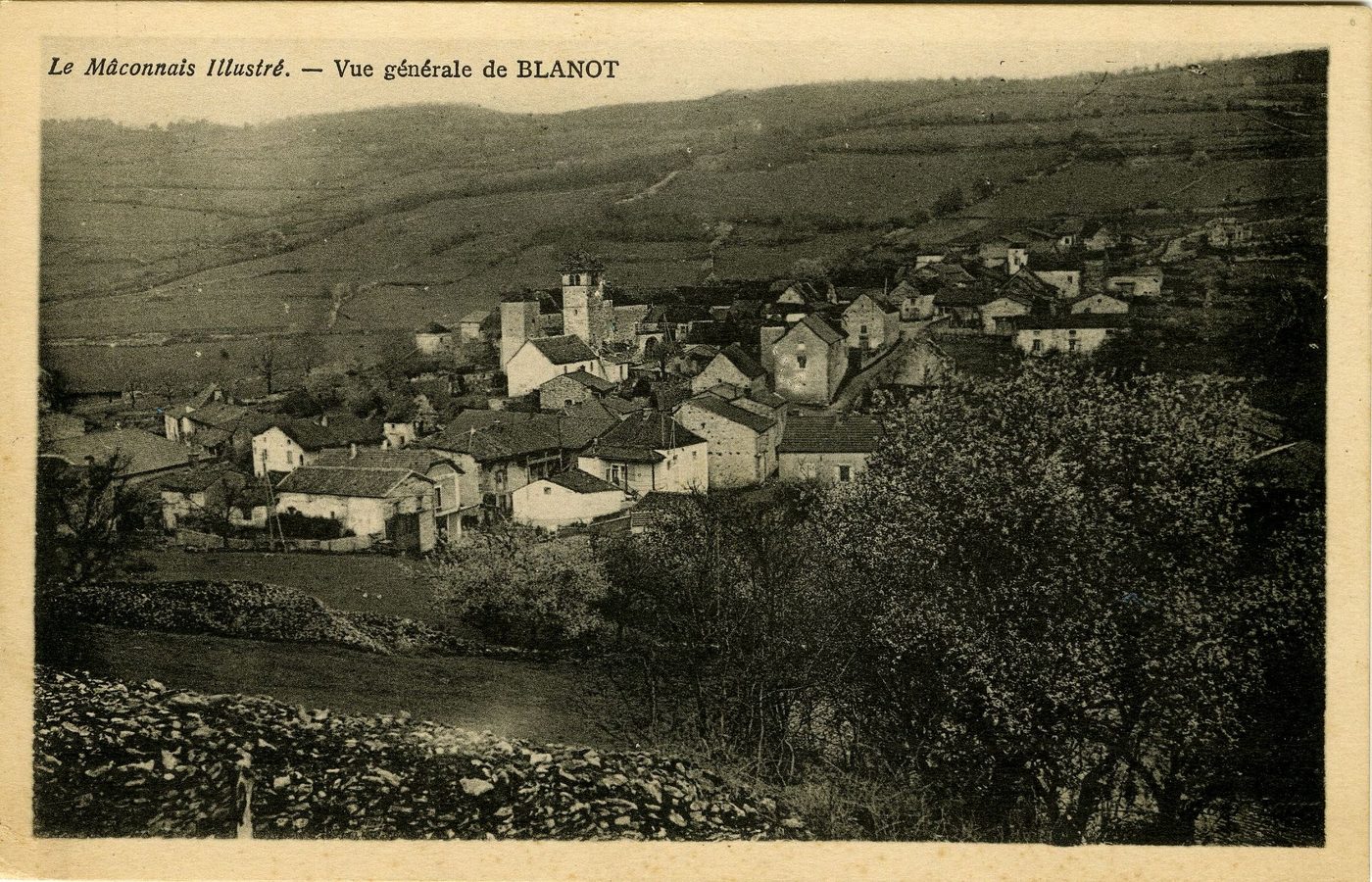 Le Mâconnais illustré. Vue générale de Blanot. Situé au milieu de hautes montagnes, dont la plus élevée est celle de Saint-Romain (582 mètres d'altitude), 354 habitants, 6 kilomètres de Cluny. Eglise romane du XIe s. Ruines d'un ancien prieuré. Grottes curieuses. Patrie de Jean de Blanot, illustre jurisconsulte du XIIIe s.