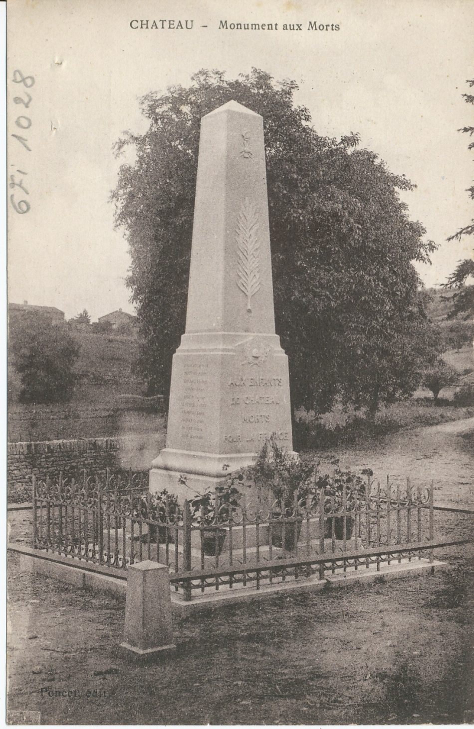Château. Monument aux morts.