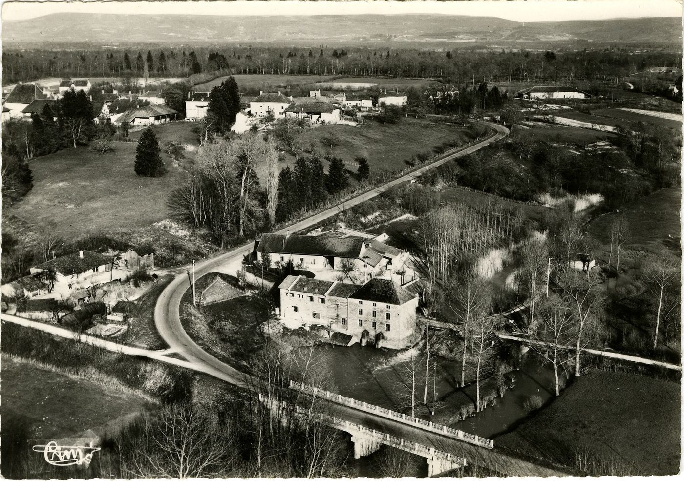 Varennes-Saint-Sauveur. Le moulin et le pont sur le Sevran. Vue aérienne.