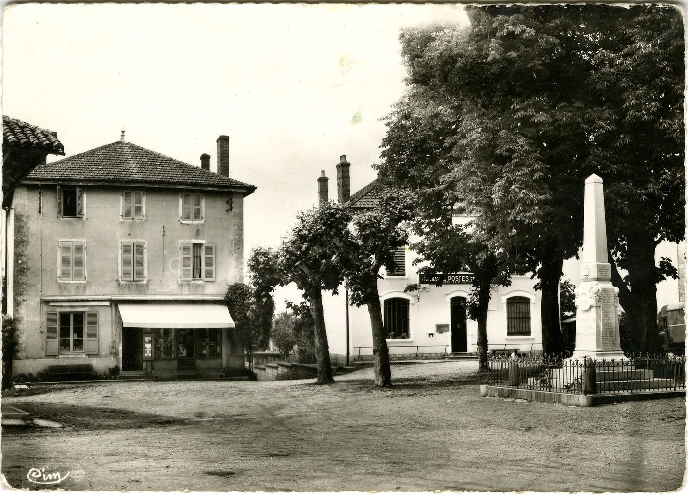 Varennes-Saint-Sauveur. Place de la poste.