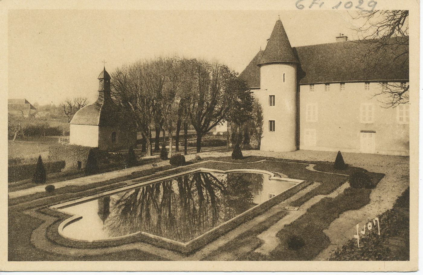 Château de Corcheval. Sainte Marguerite-Marie Alacoque y passa quatre années de son enfance chez sa marraine, et chapelle où elle fit son voeu de chasteté à l'âge de 4 ans.