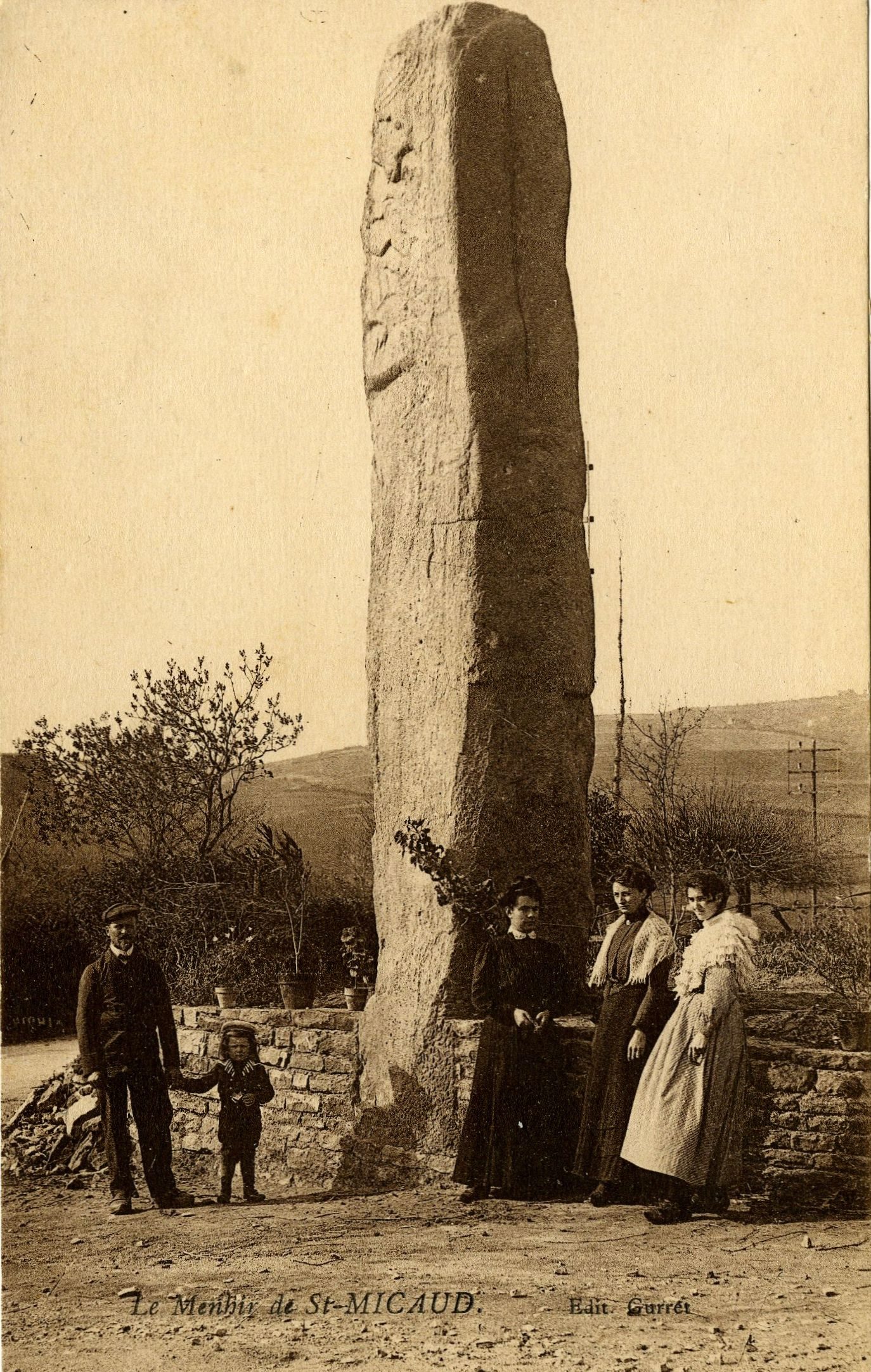 Le menhir de Saint-Micaud.