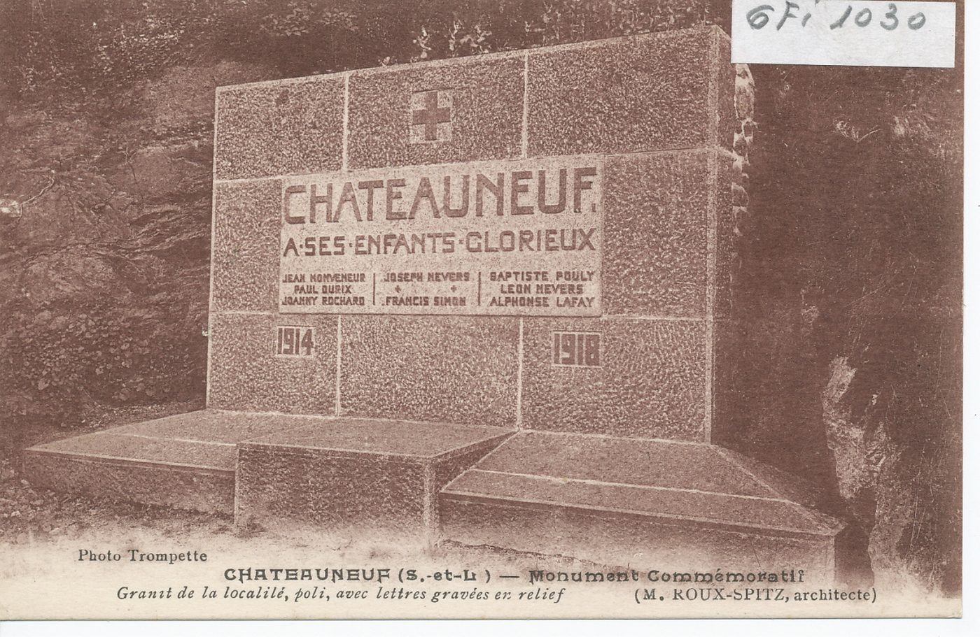 Châteauneuf. Monument commémoratif. Granit de la localité, poli, avec lettres gravées en relief.