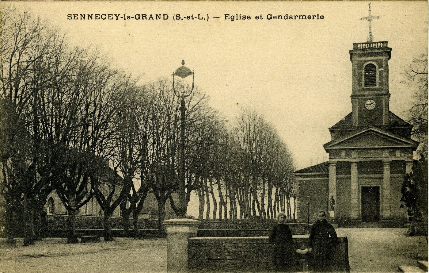 Sennecey-le-Grand. Eglise et gendarmerie.