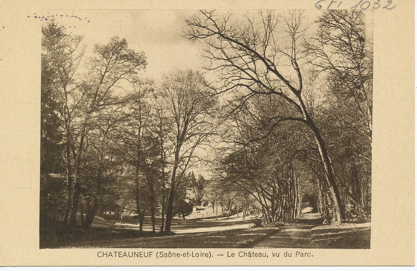 Châteauneuf. Le château, vu du parc.
