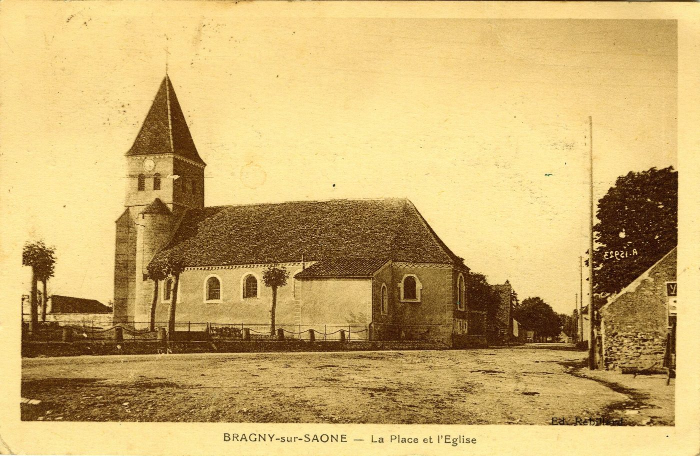 Bragny-sur-Saône. La place et l'église.
